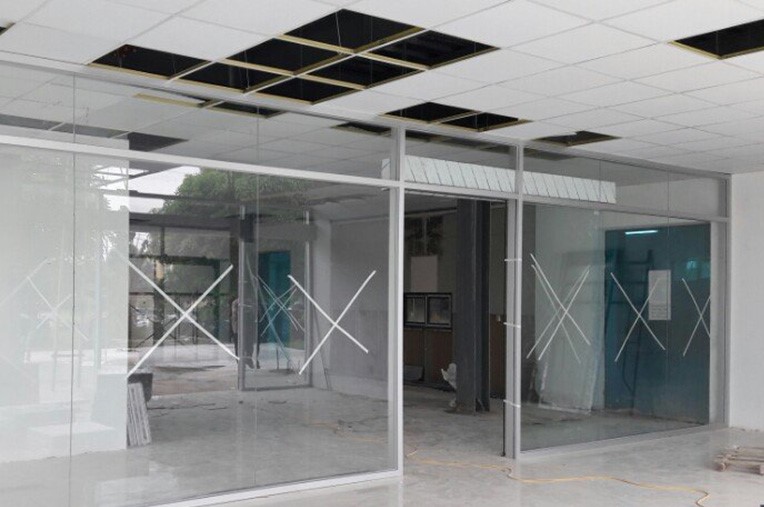 báo giá thi công cửa kính tự động