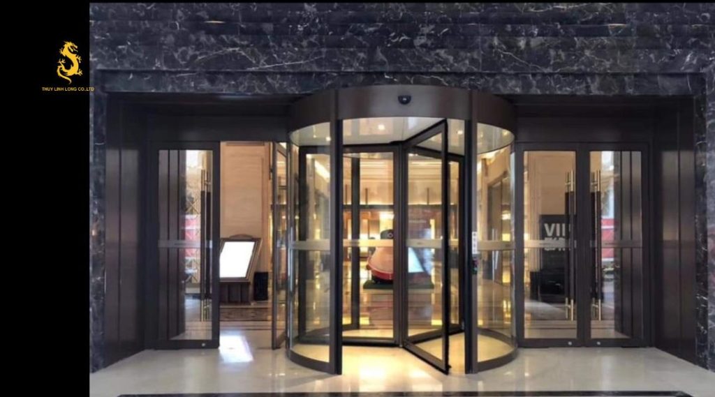 3 bước cần nắm rõ trong cách đi cửa xoay tròn tự động