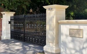 Cổng nhà đặt bên trái hay bên phải?