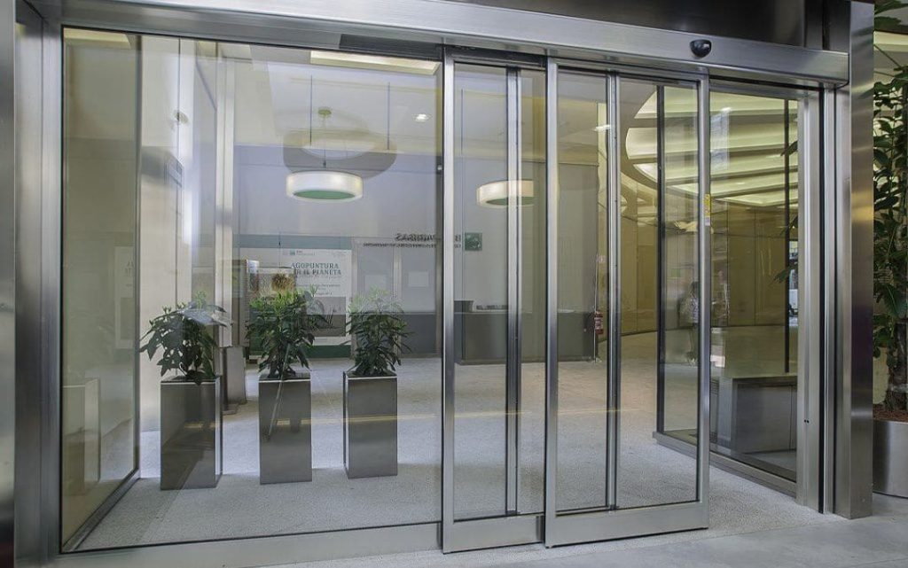 Cửa va vào nhau khi đóng