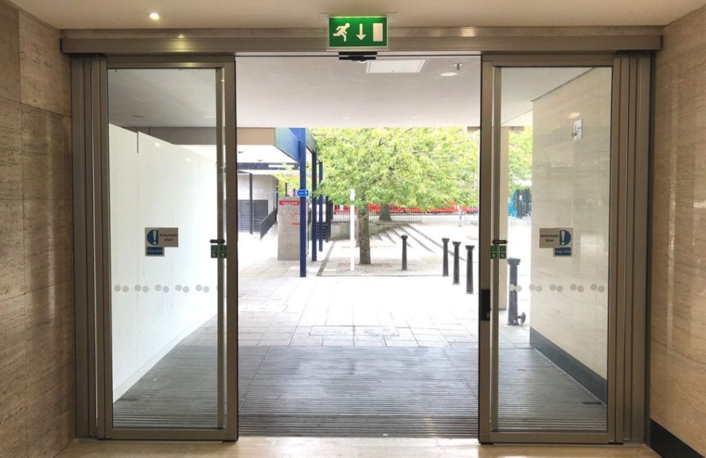 Cửa tự động không đóng được do nối sai dây tín hiệu