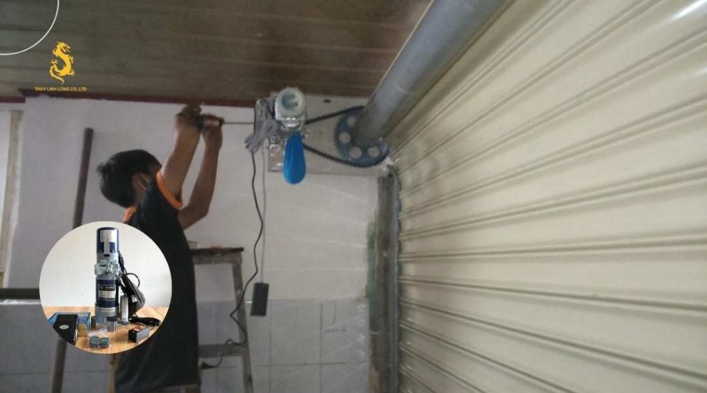 Cần kiểm tra xem cửa có bị lệch hay đường ray bị bụi bẩn bám cặn không