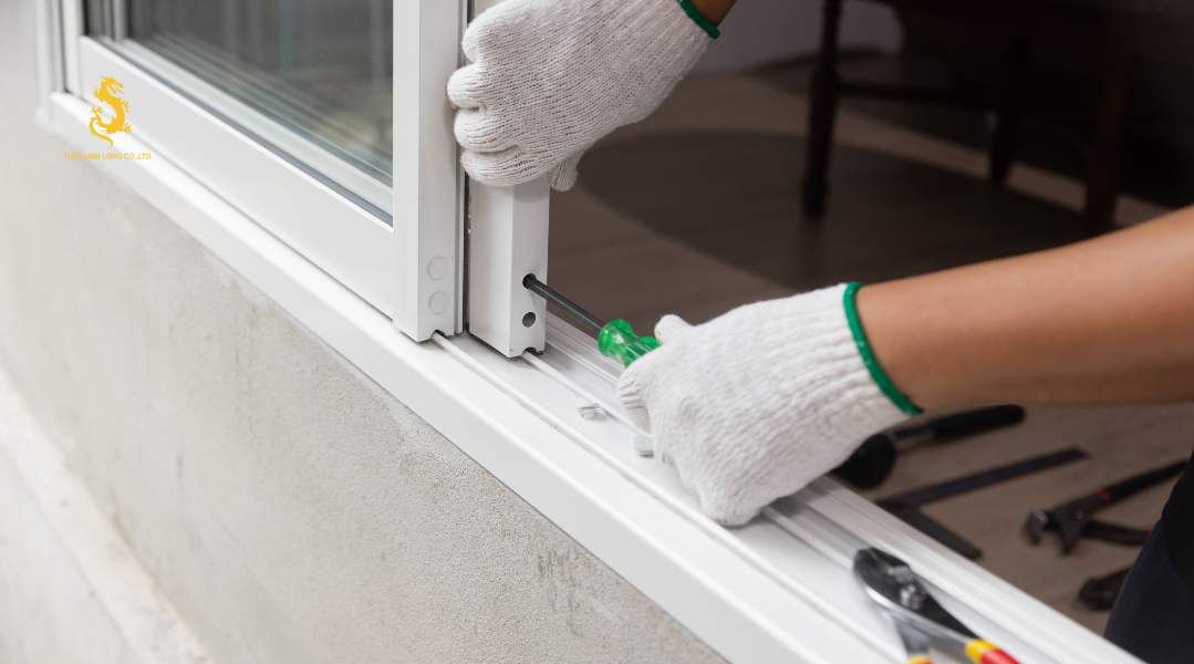 Cần đặc biệt lưu ý lựa chọn loại bánh xe phù hợp với thiết kế cửa nhựa lõi thép