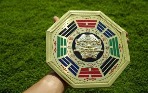 Có nên treo hổ phù trước cửa nhà