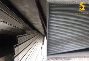 Nan cửa bị cong vênh, xô lệch khiến cửa cuốn kéo tay bị nặng khi đóng mở