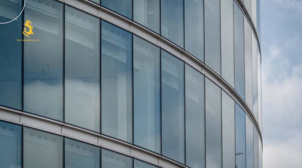 Giá cửa kính cường lực chủ yếu dựa trên độ dày kính và kích thước cửa