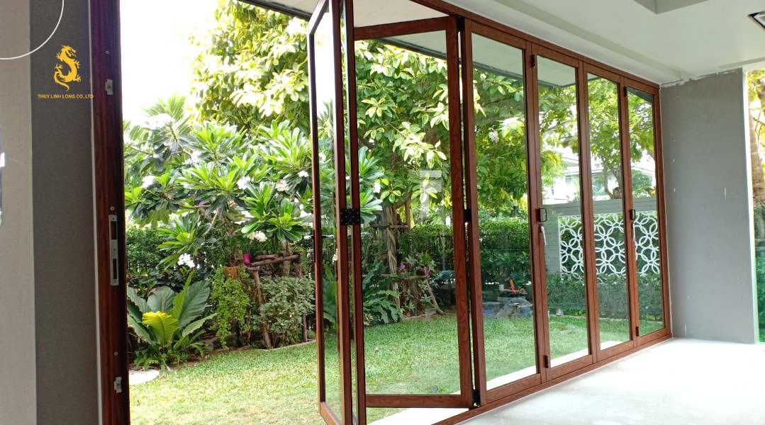 Cửa khung nhôm có giá thấp hơn, thường được sử dụng cho nhà ở, văn phòng