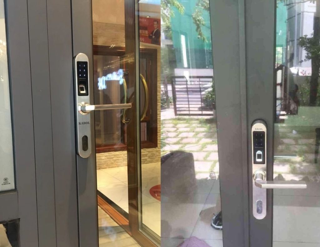 Cửa từ mất điện có mở được không?