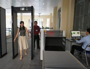 Đeo bạc đi qua cửa từ có kêu không phụ thuộc vào nhiều yếu tố