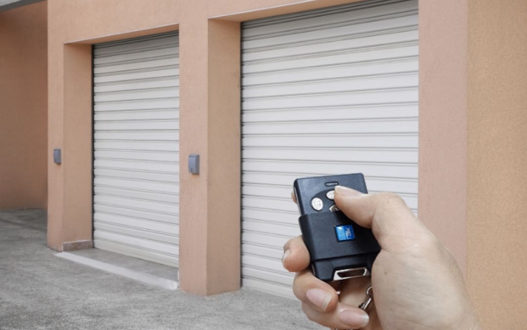 Điều khiển cửa cuốn hết pin là nguyên nhân cửa cuốn không mở được