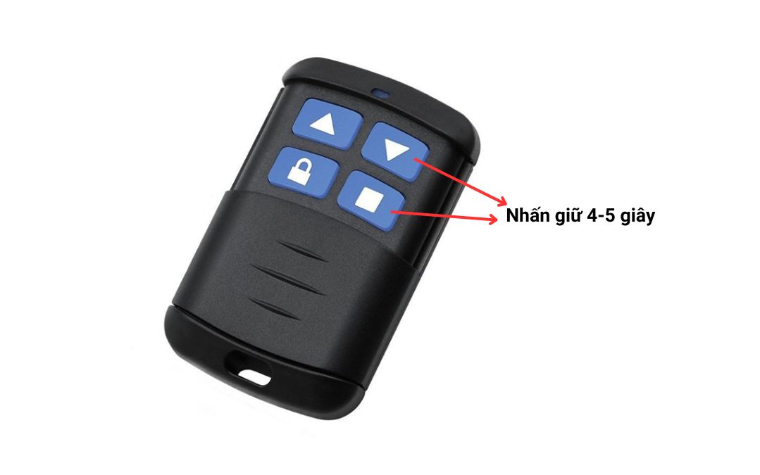 Giữ nút dừng và nút xuống 4-5 giây để điều khiển cửa cuốn 4 nút