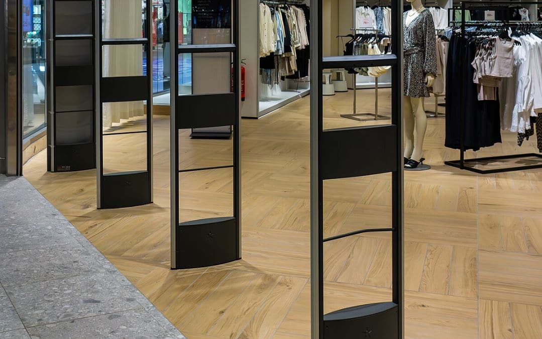 Mẹ bầu đi qua cửa từ công ty không sao