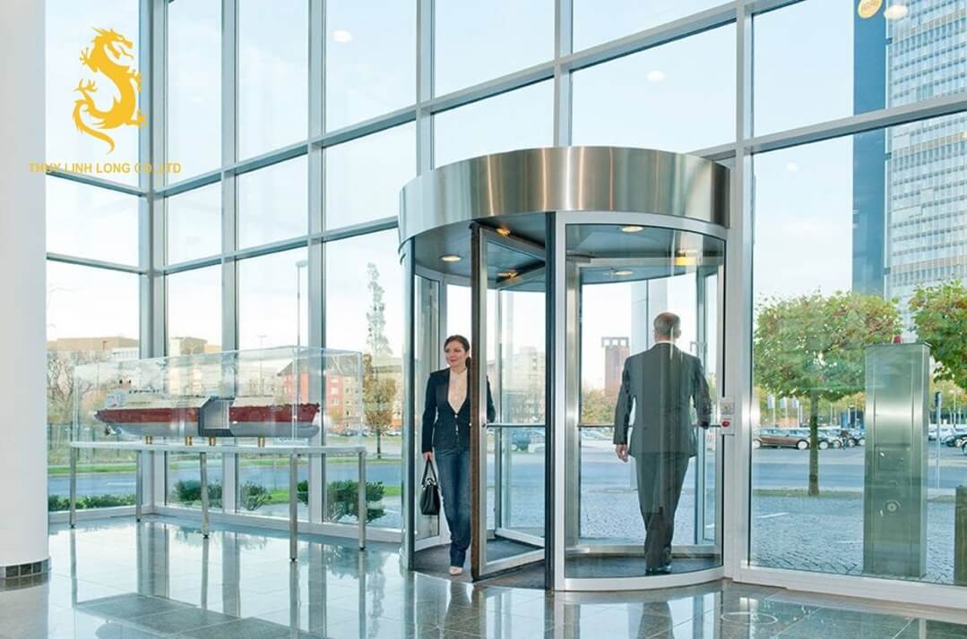 Cửa xoay tự động được ưa chuộng, sử dụng phổ biến tại các khách sạn