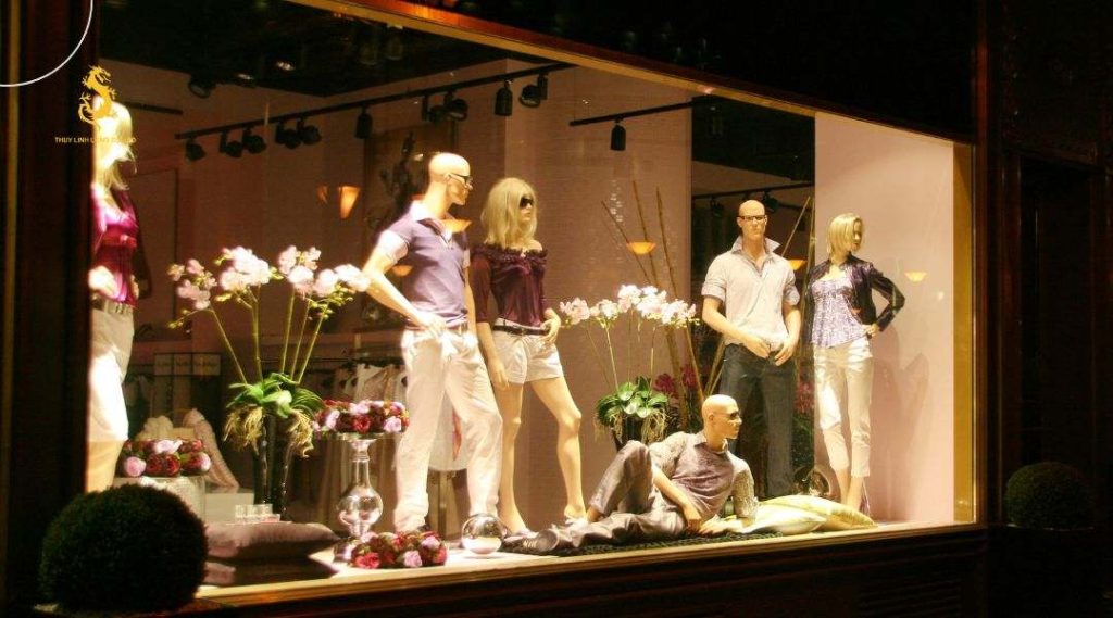 Trang trí cửa kính bằng cây xanh hoặc hoa để tạo không gian tươi mới, thư giãn