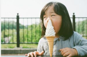 Ăn kem trước cổng là gì