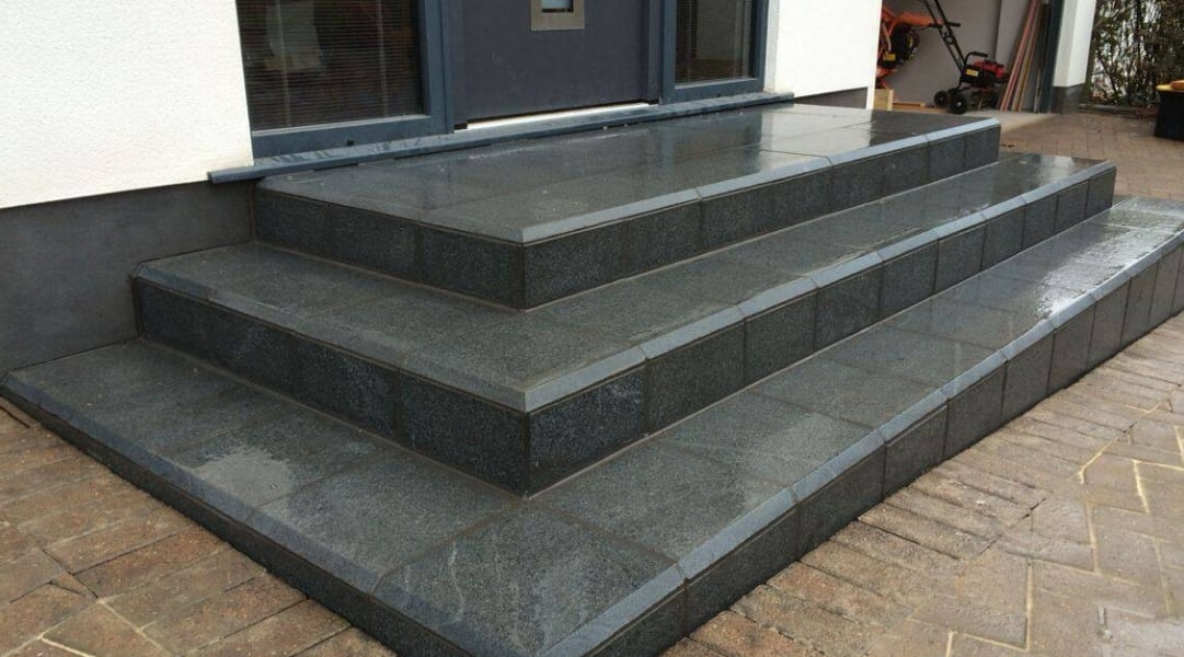 Bậc tam cấp được làm từ đá hoa cương đen trông sạch sẽ và ấn tượng