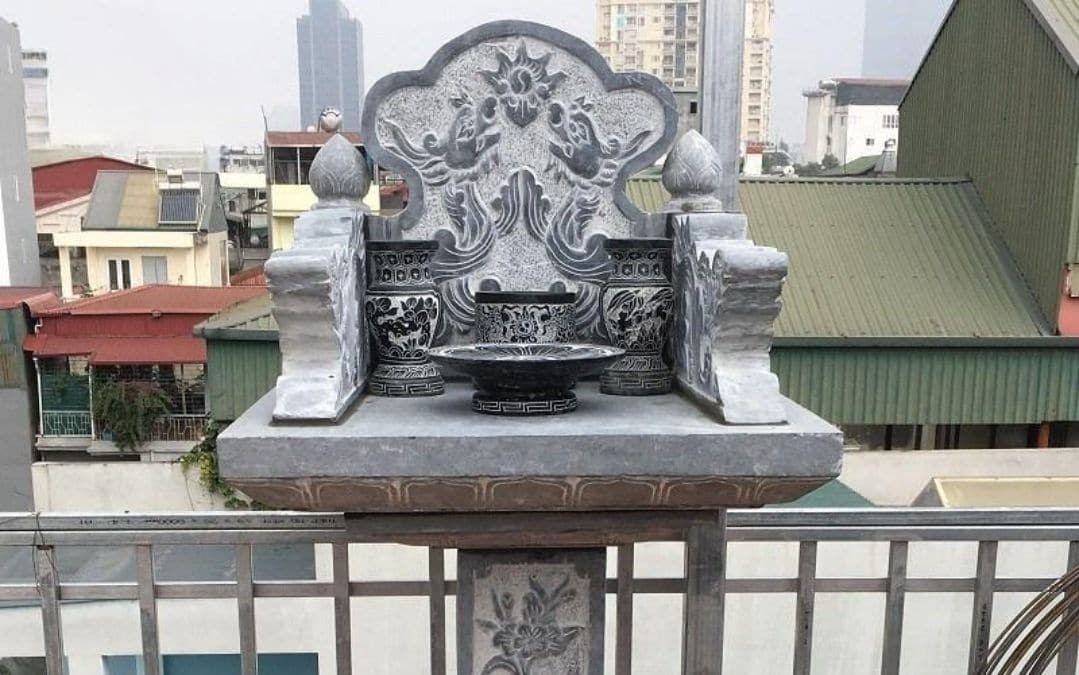 Bàn thờ ngoài trời chạm khắc đặt ở ban công
