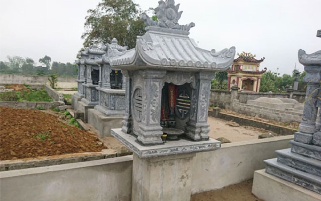 Bàn thờ ngoài trời dạng miếu nhỏ