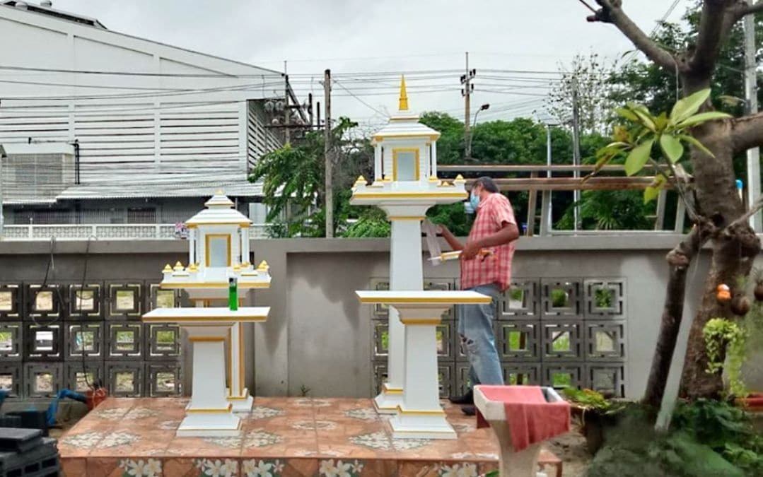 Bàn thờ ngoài trời đơn giản