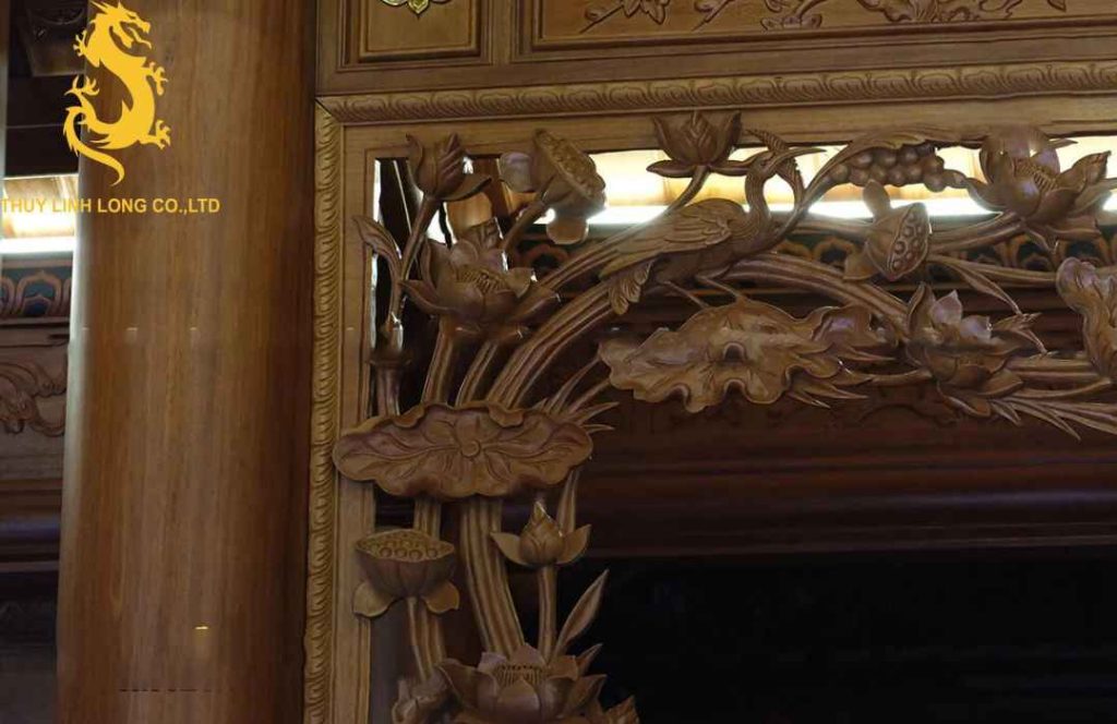 Hoa sen được chạm khắc tinh xảo trên chất liệu gỗ