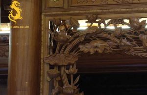 Hoa sen được chạm khắc tinh xảo trên chất liệu gỗ