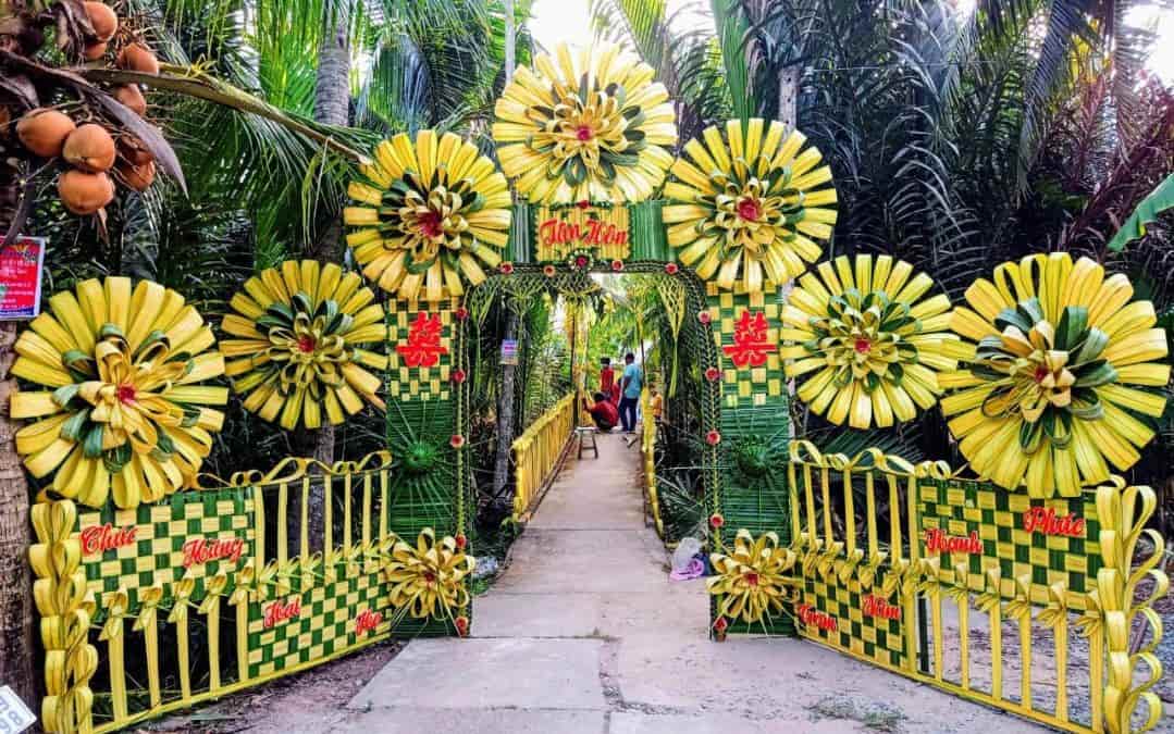 Cổng cưới lá dừa uốn hoa