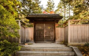 Cổng nhà có nên làm che kín hoàn toàn không