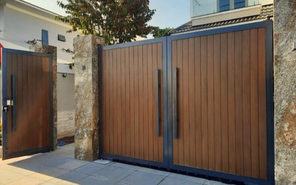 Cổng nhà có nên làm che kín hoàn toàn không?