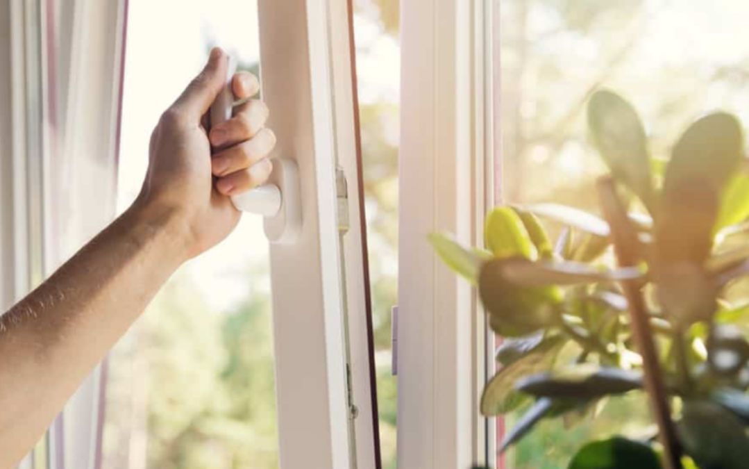 Cửa sổ tiếp xúc với nhiệt độ cao làm lớp sơn bị bong tróc