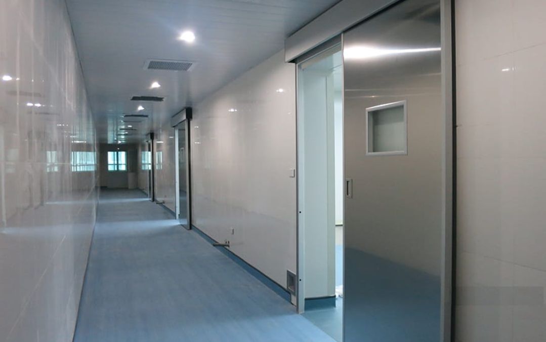 Cửa tự động được sử dụng nhiều trong các bệnh viện nhờ sự tiện lợi, đảm bảo vệ sinh