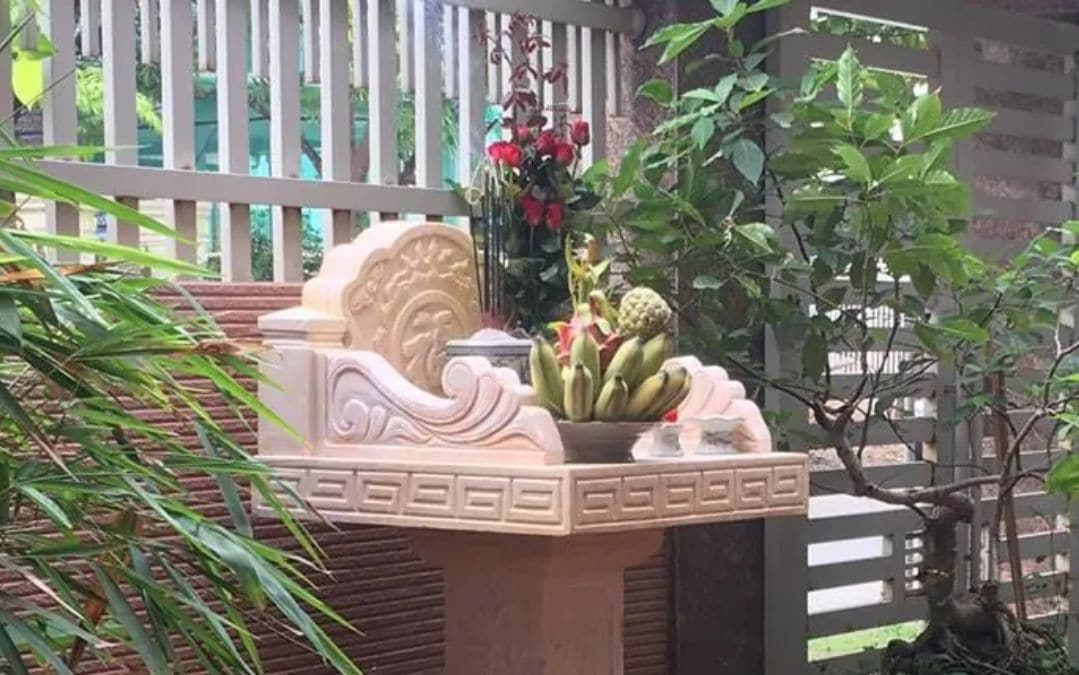 Đặt bàn thờ ngoài trời trước sân nhà là vị trí lý tưởng nhất