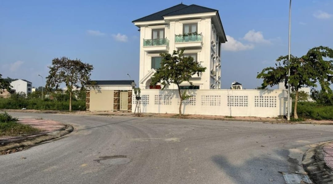Đường đâm thẳng vào nhà giống như mũi tên hay cây thương đâm thẳng tới