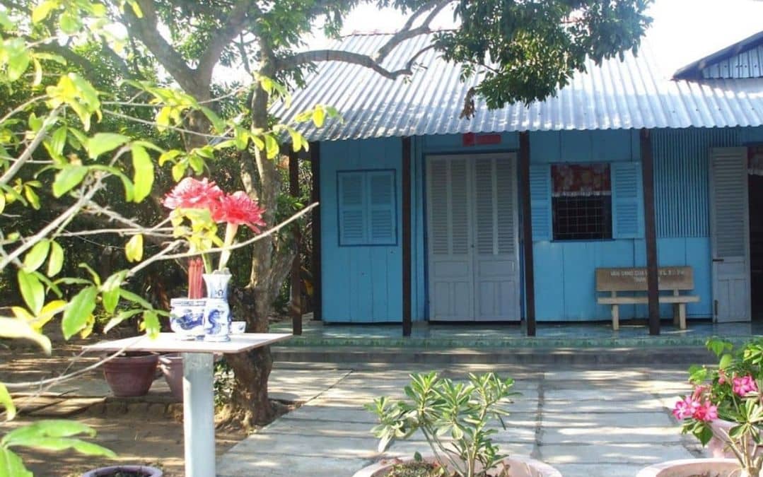 Không đặt bàn thờ ngoài trời đối diện cửa chính
