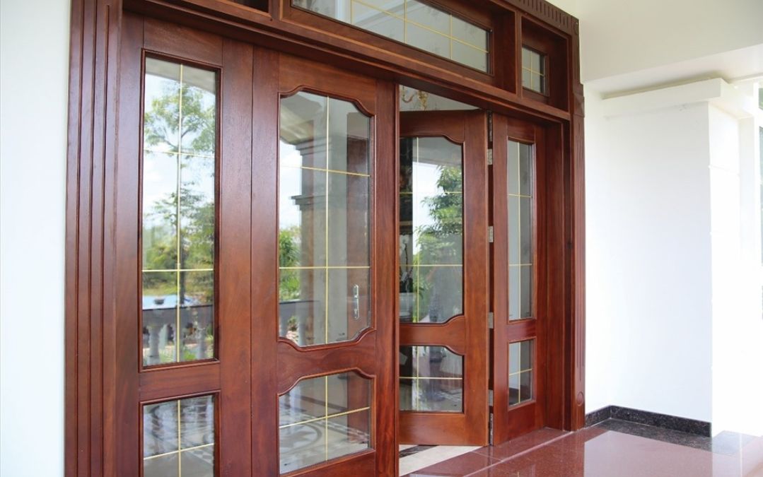 Không lắp cửa gỗ ở nơi dễ bị mưa hắt