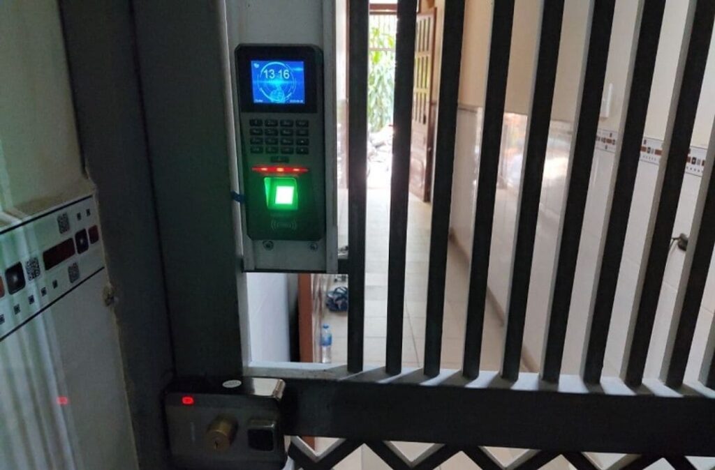 lắp khóa vân tay cho cổng sắt