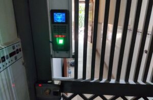 lắp khóa vân tay cho cổng sắt