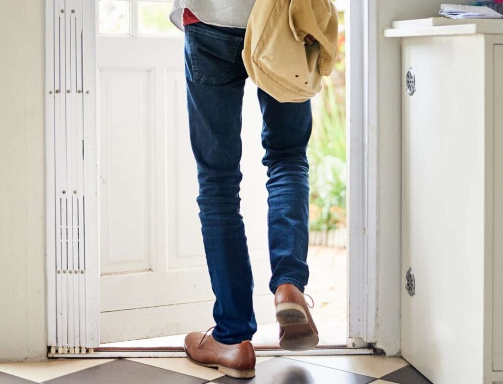 Nên bước chân nào ra khỏi nhà để may mắn