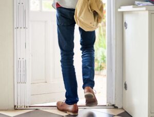 Nên bước chân nào ra khỏi nhà để may mắn