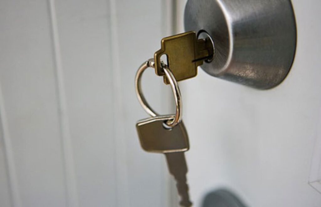 không rút được chìa khóa cửa nhà