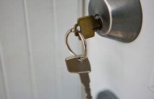 không rút được chìa khóa cửa nhà