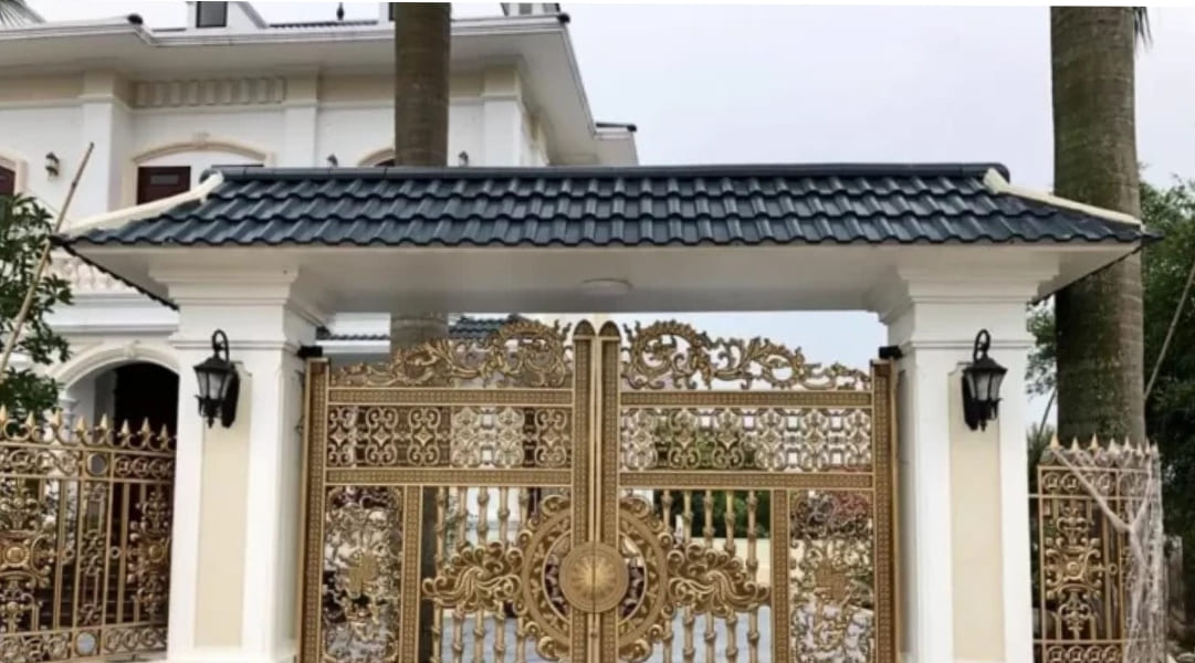 Phong thủy cột điện trước cổng nhà gây cản trở lối đi