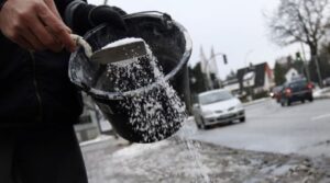 Ý nghĩa và cách thực hiện rắc muối gạo trước cửa nhà