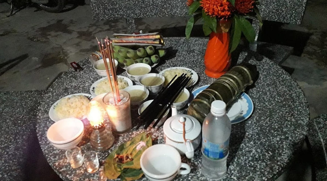 Rắc muối và gạo vào lễ cúng Giao thừa