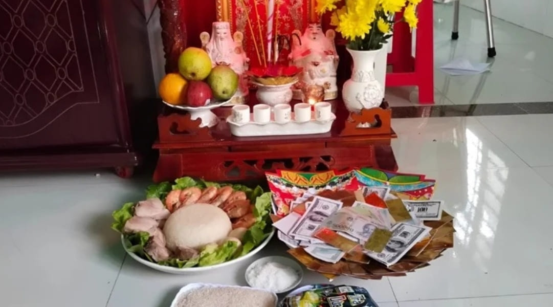 Rắc muối và gạo vào lễ cúng Thần Tài