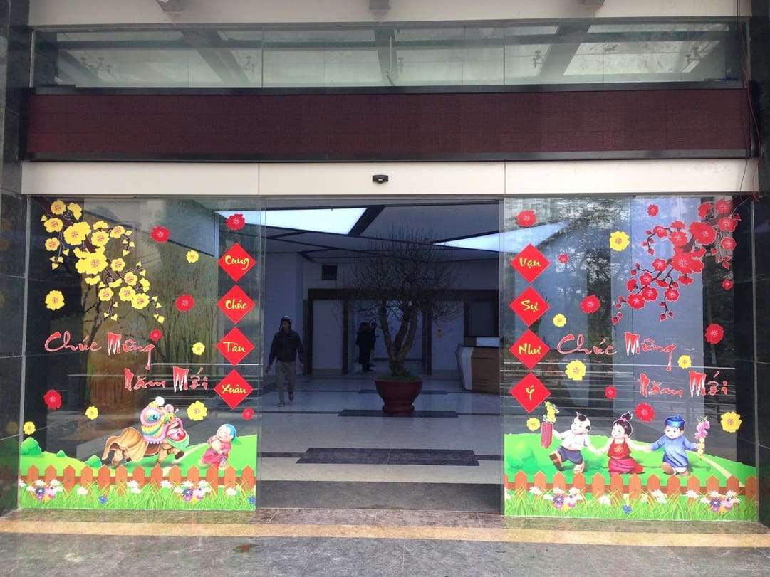Sử dụng decal chính là ý tưởng hay để trang trí cửa kính đẹp