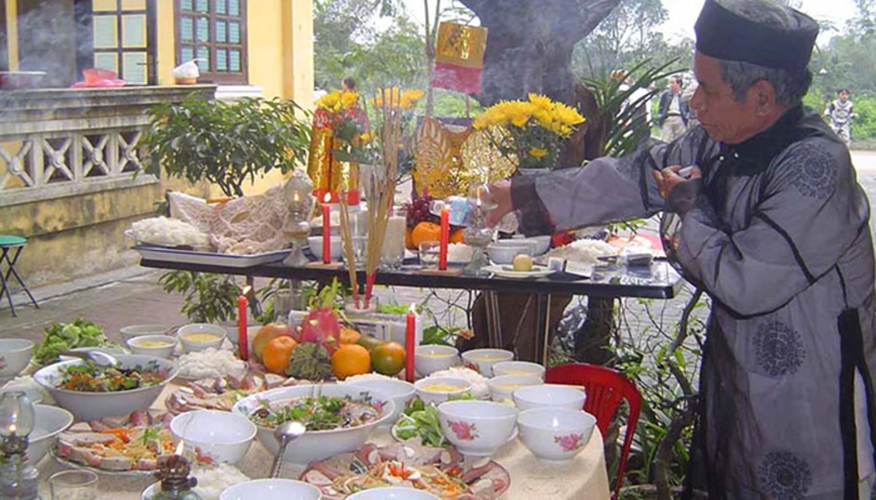 Tiến hành nghi lễ cúng nhà cửa làm ăn