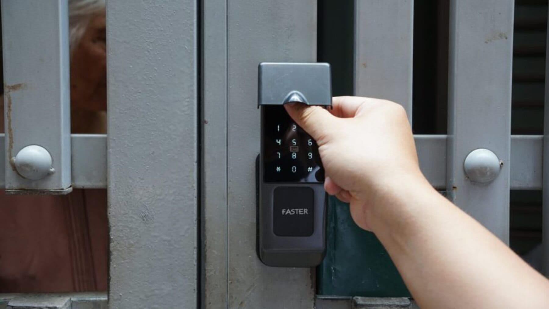 Tiện lợi tối đa khi lắp khóa vân tay cho cổng sắt