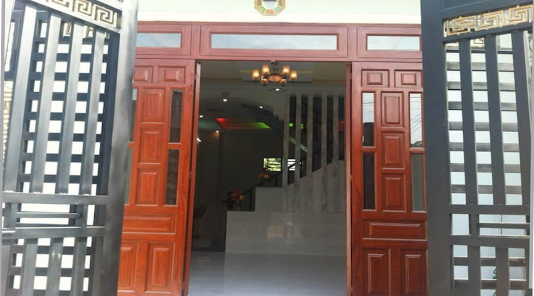 Treo gương bát quái cầu lồi để hóa giải phong thủy cột điện trước cổng nhà